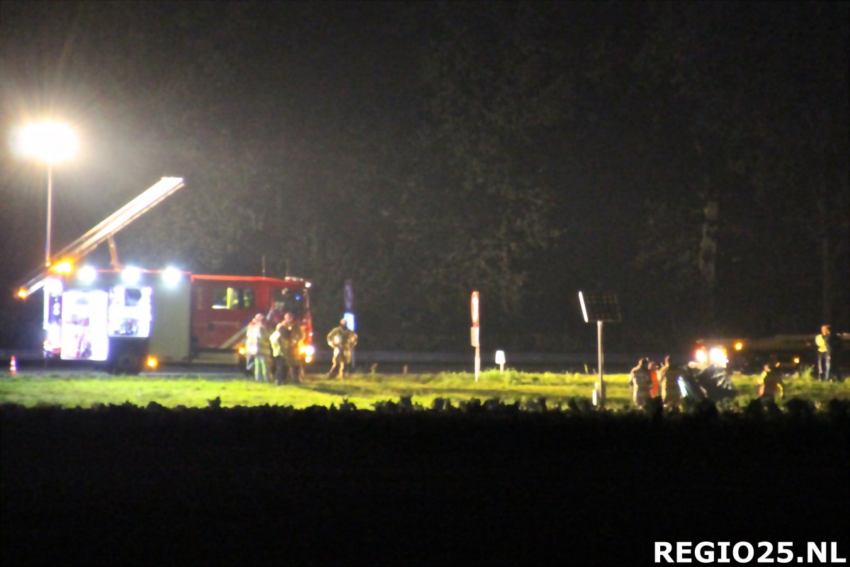 Auto over de kop bij afslag Emmeloord