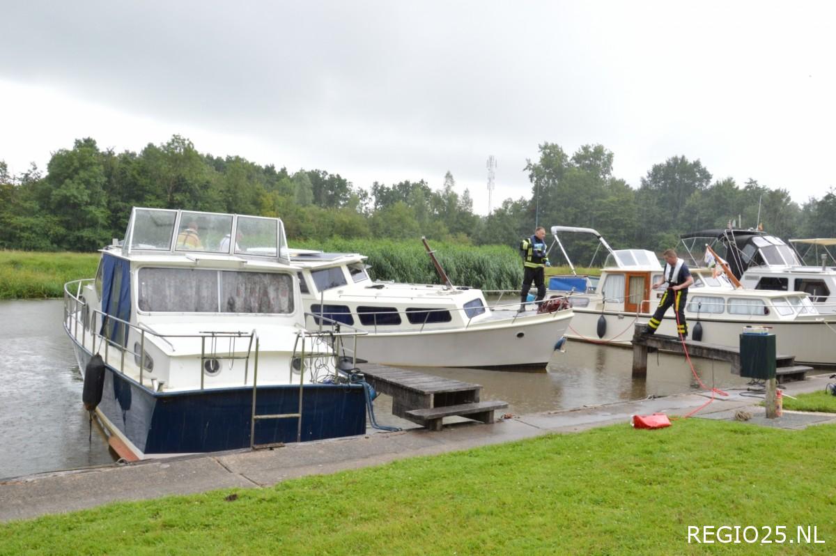 Brandweer pompt zinkende boot leeg