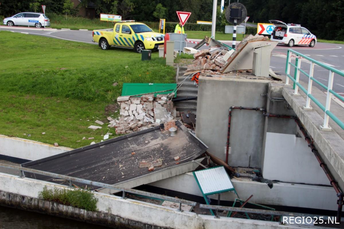 Brugwachtershuisje in puin gereden