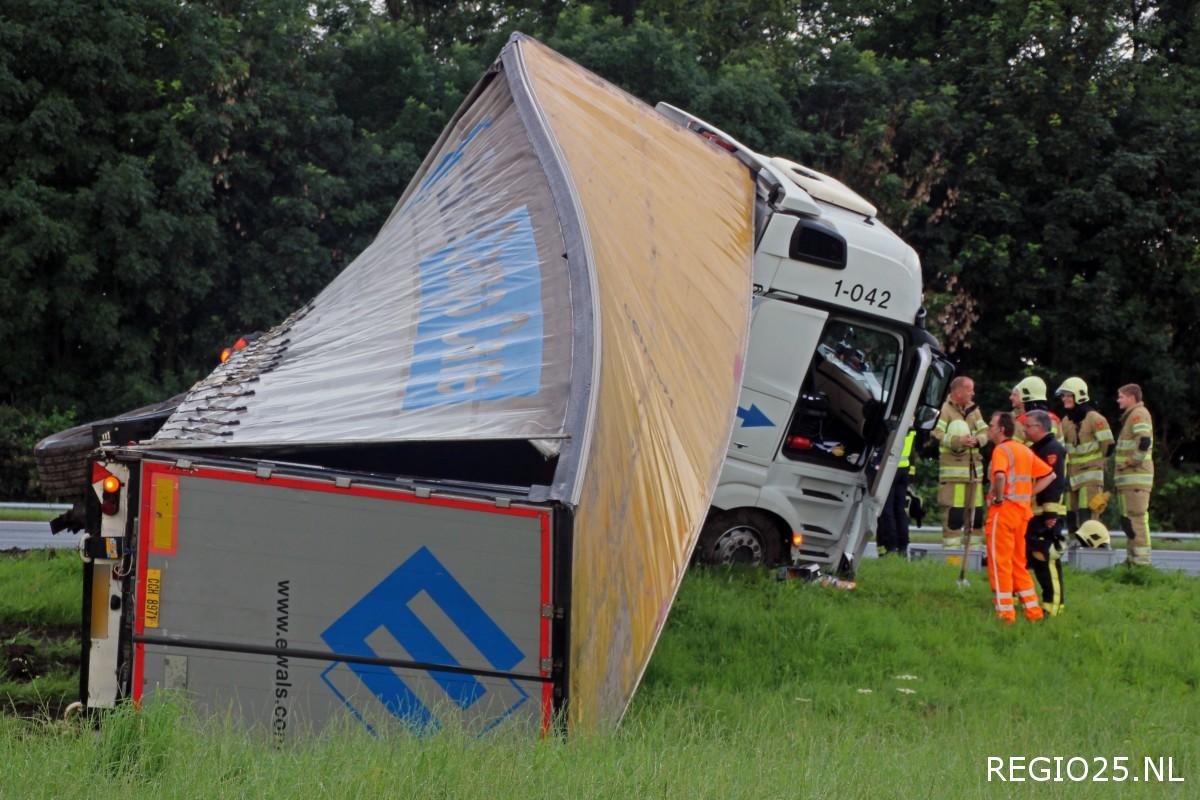 Vrachtwagen kantelt in berm A6