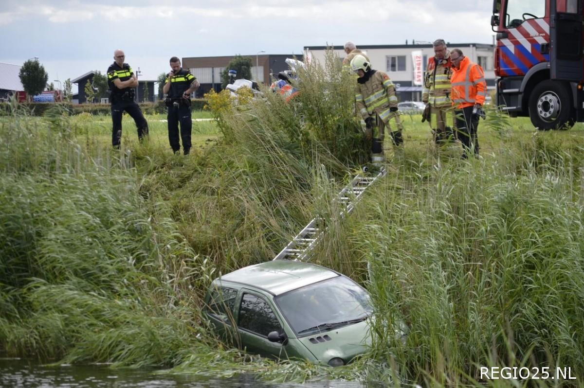 Auto rijdt water in langs Marknesserweg