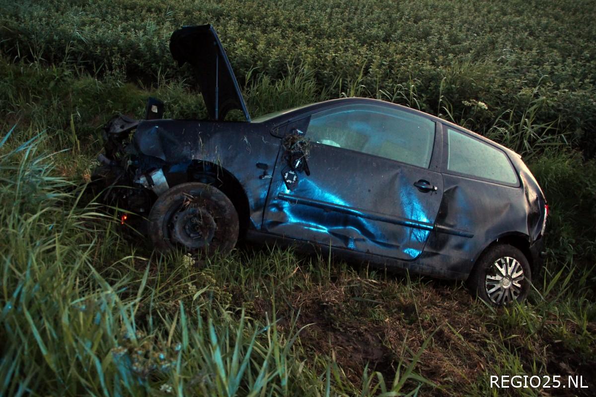 Auto vliegt uit de bocht bij Nagele