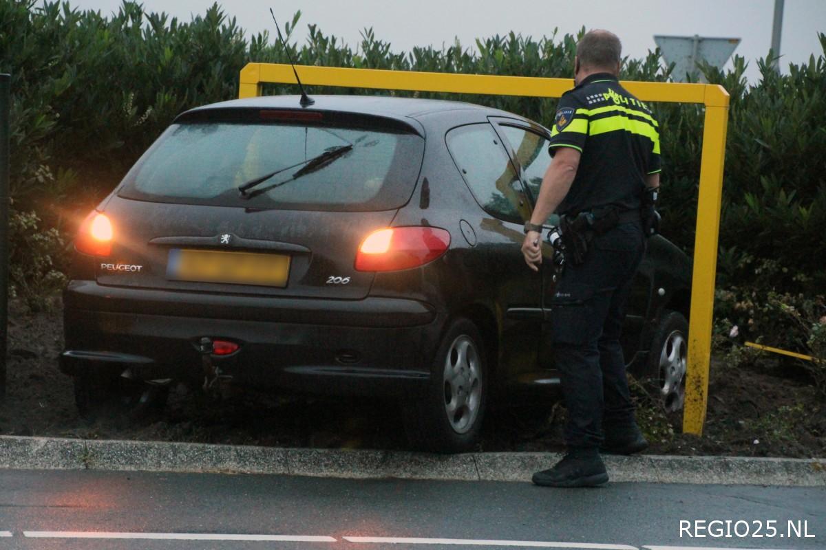 Auto rijdt rechtdoor de rotonde op