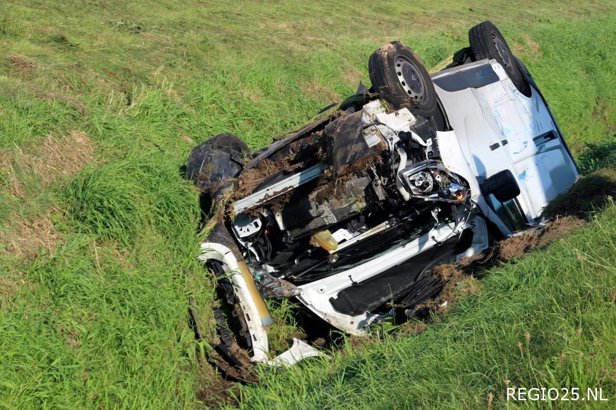 Bestelwagen op de kop in de sloot