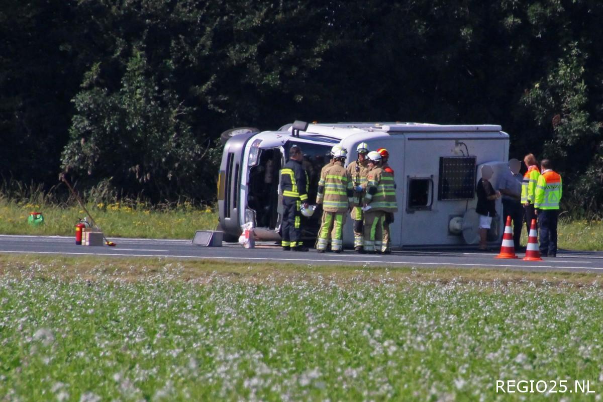 Camper kantelt op A6 bij Bant