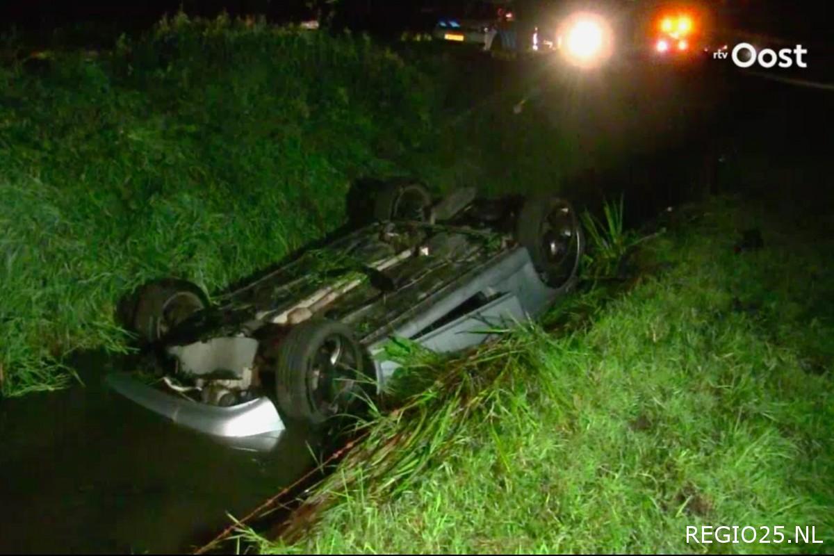 Jongeren slaan met auto over de kop