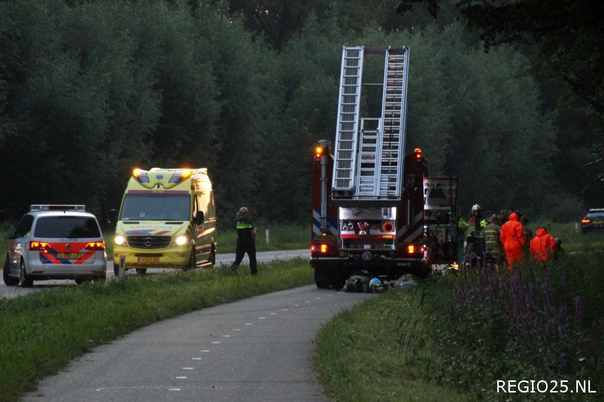 Man met elektrische rolstoel te water