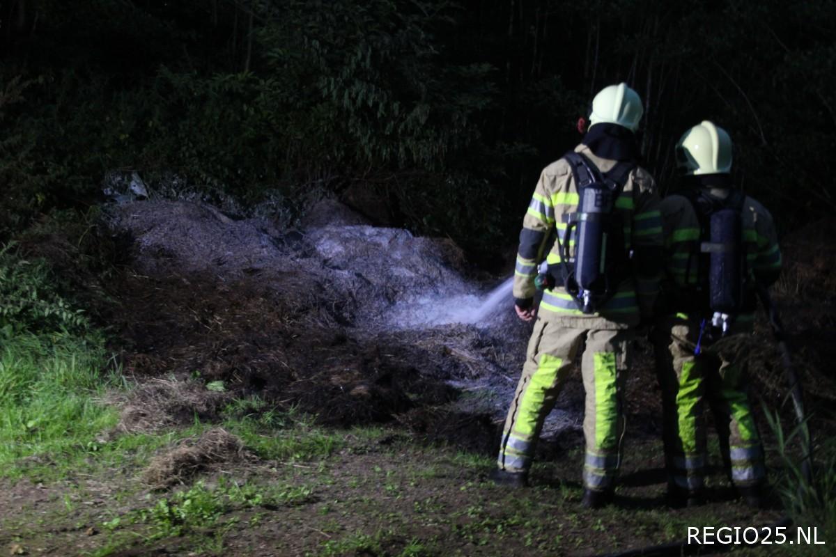 Brandende hooiberg in Urkerbos