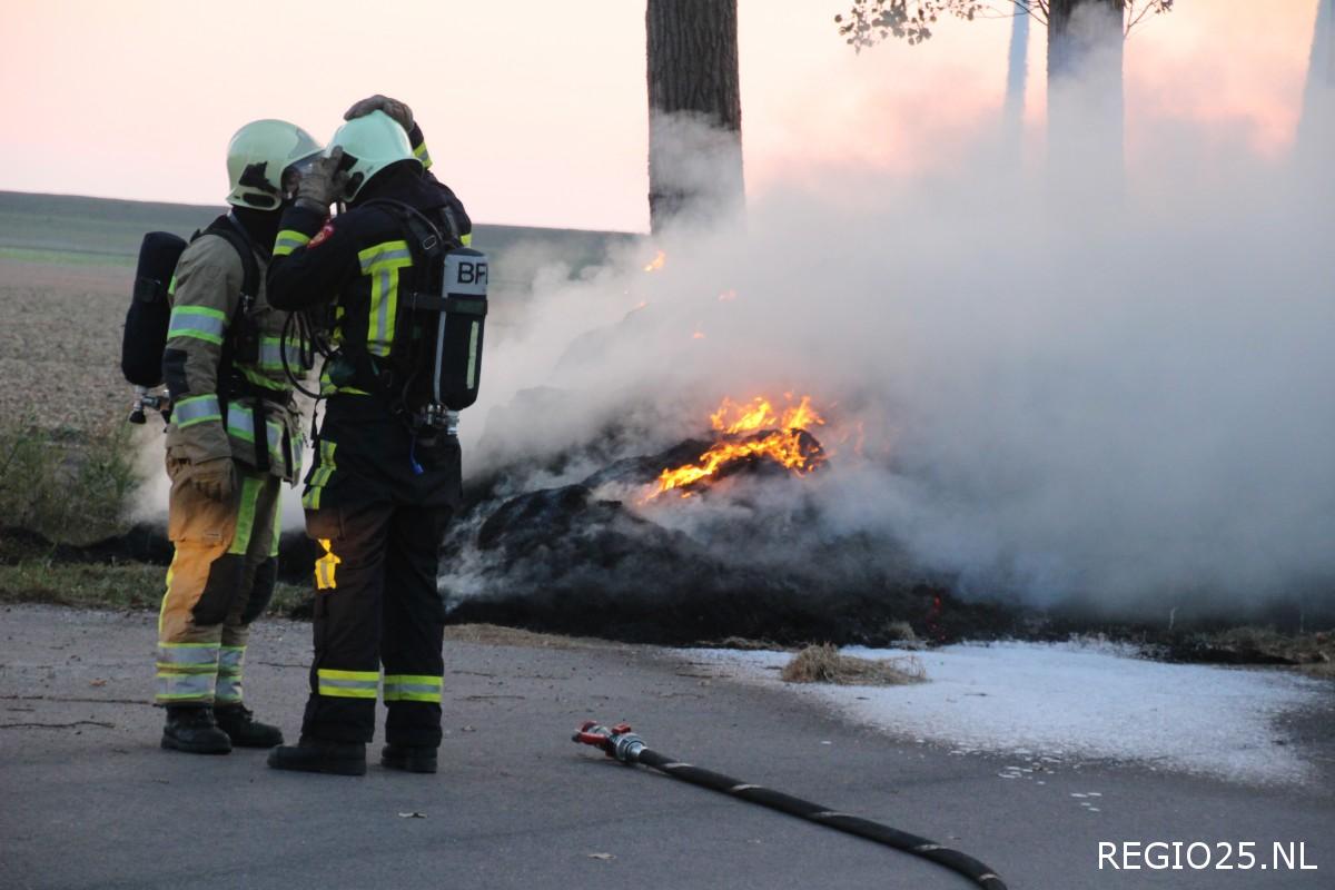 Brandweer urenlang bezig met brandende hooiberg