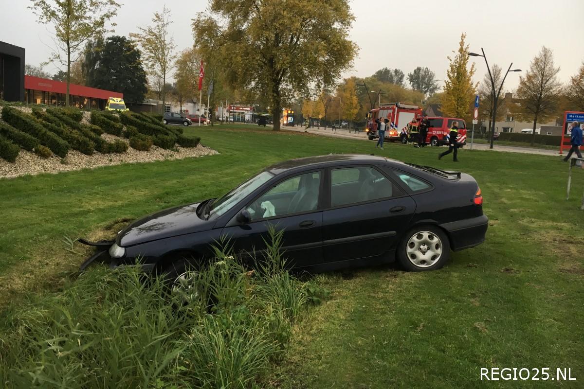 Personenauto rijdt greppel in