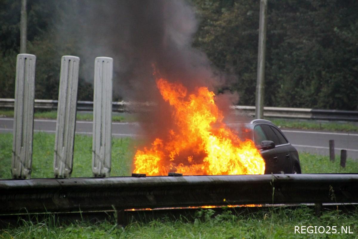 Auto brandt uit in Vogelkop A6