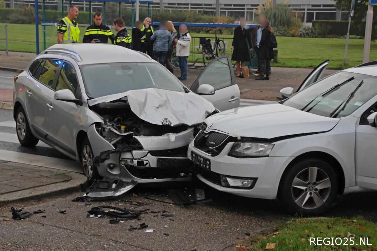 Twee auto’s botsen frontaal op Urkerweg