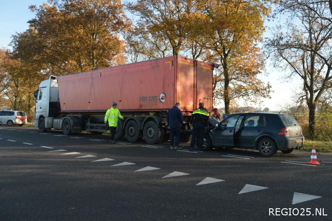 Auto botst achterop vrachtwagen