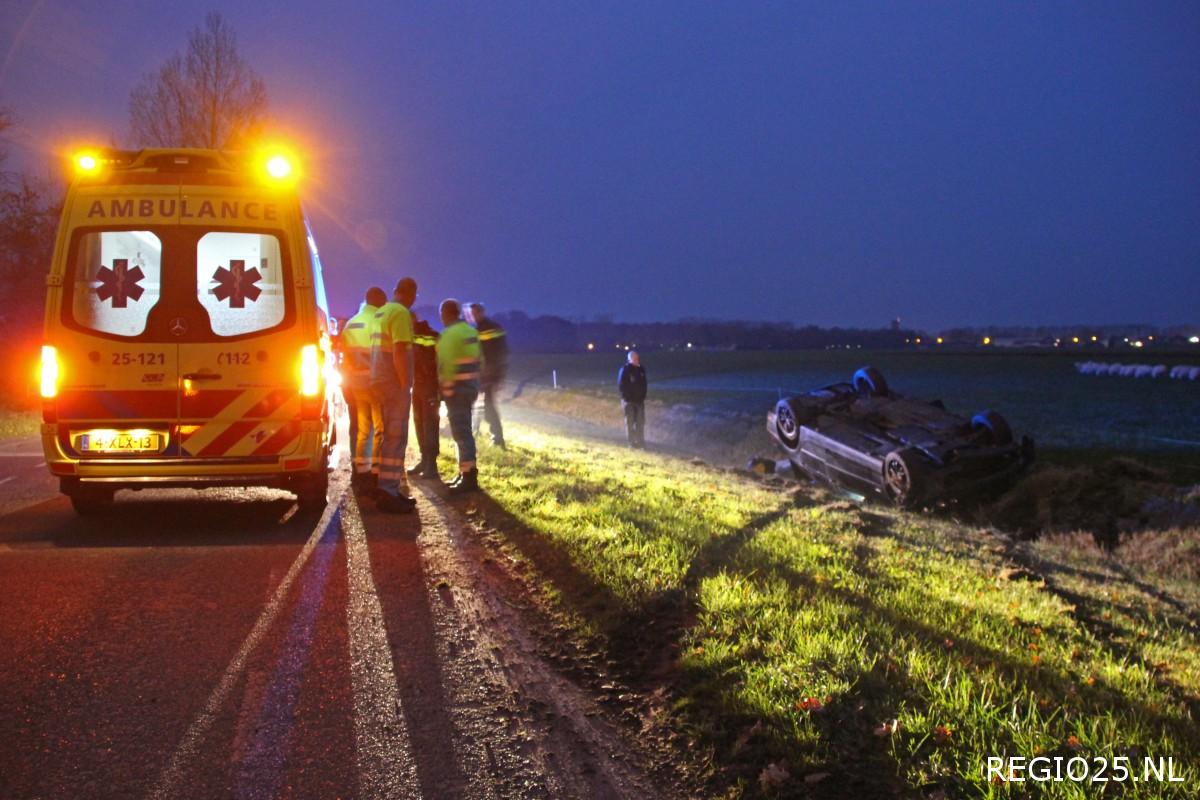 Auto met vier man over de kop