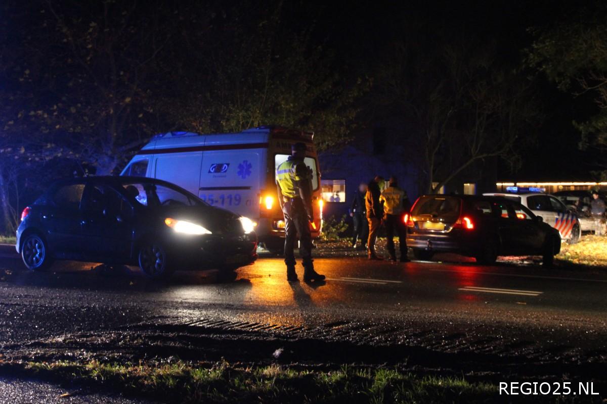 Twee auto’s botsen op Muntweg