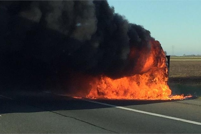 Bestelauto volledig uitgebrand op A6