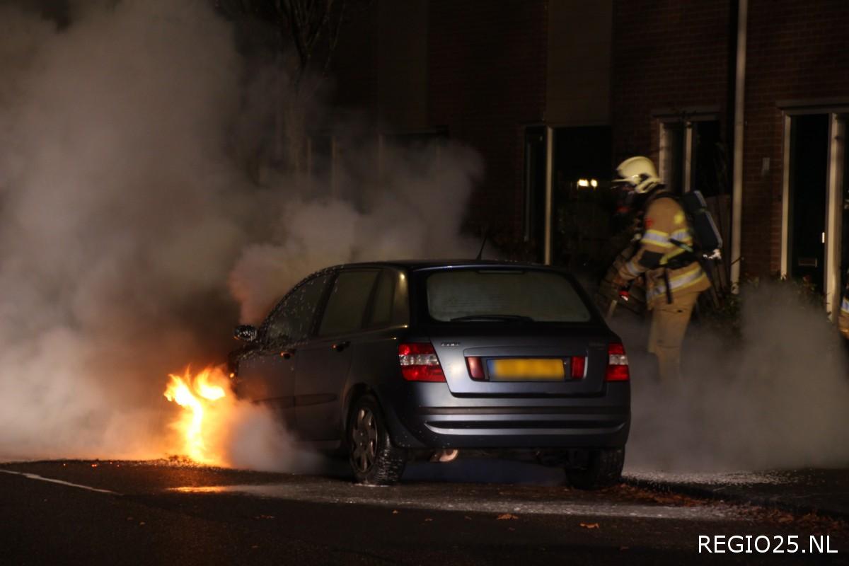 Geparkeerde auto brandt uit