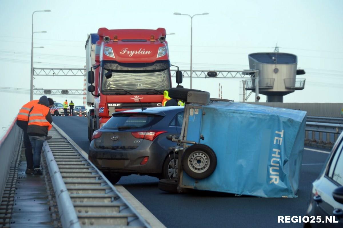 Auto met aanhanger geschaard op N50