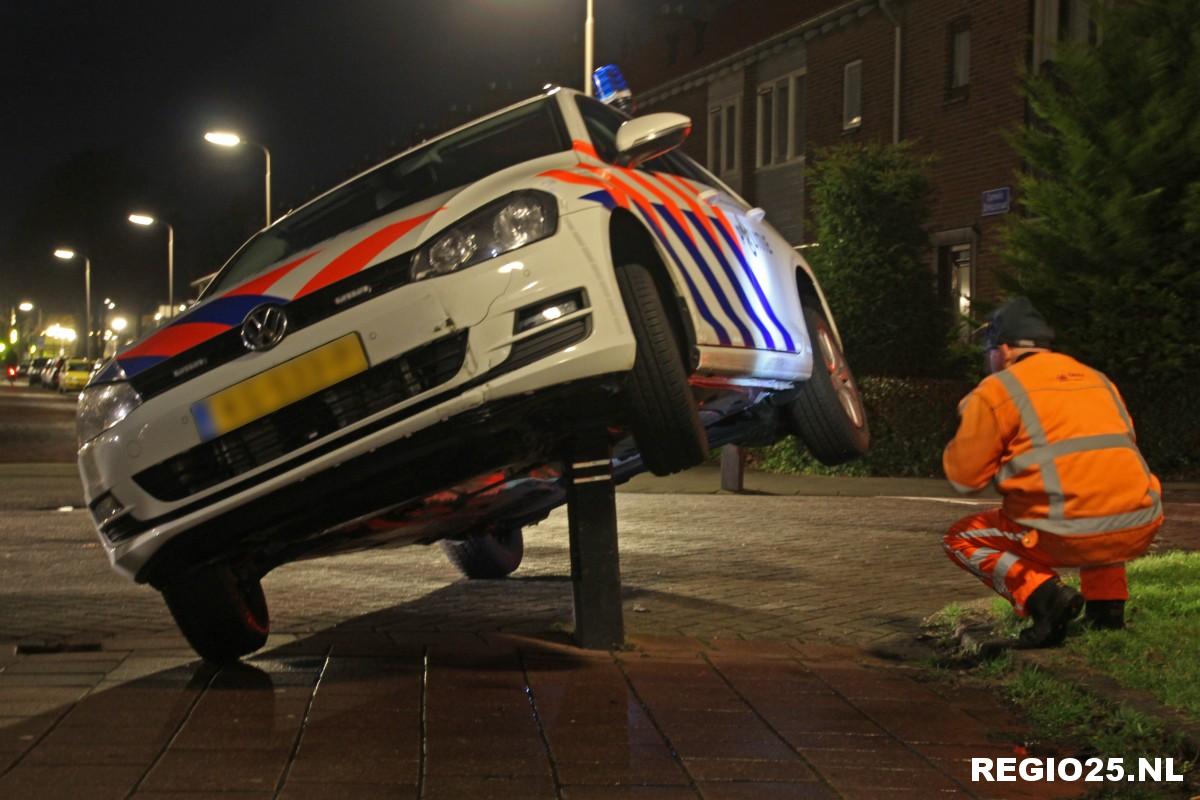 Politieauto gelift door paaltje