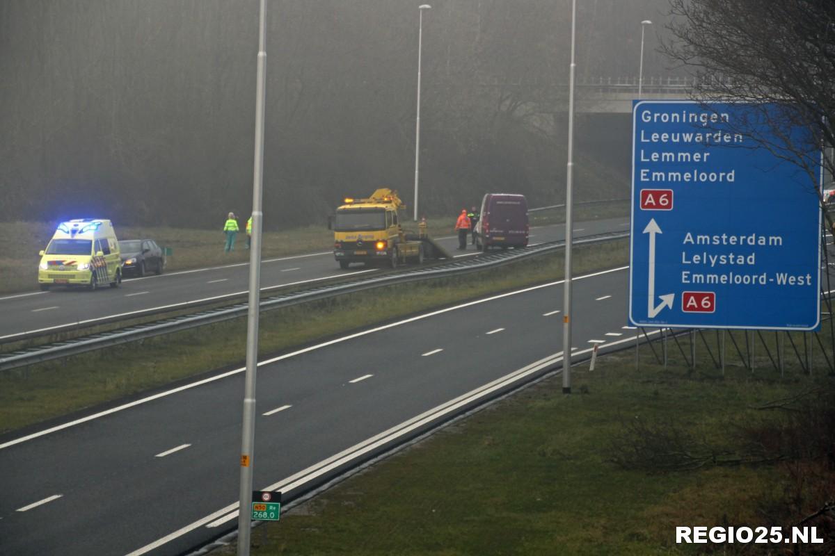 Bestelbus botst op vangrail N50