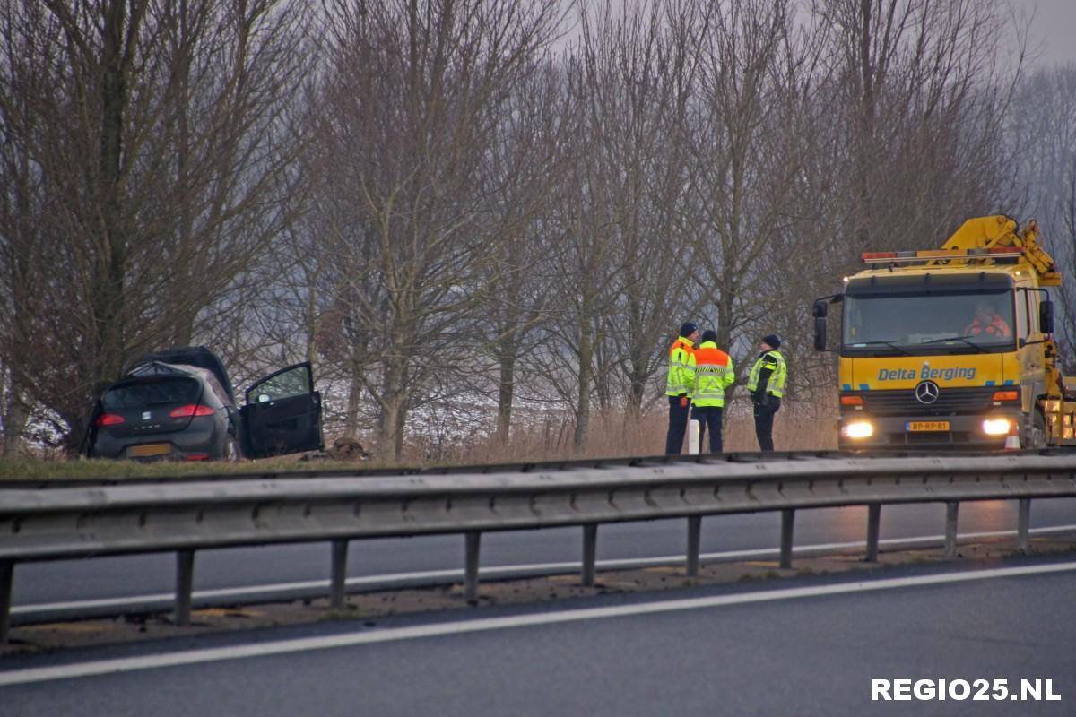 Auto botst tegen boom langs N50