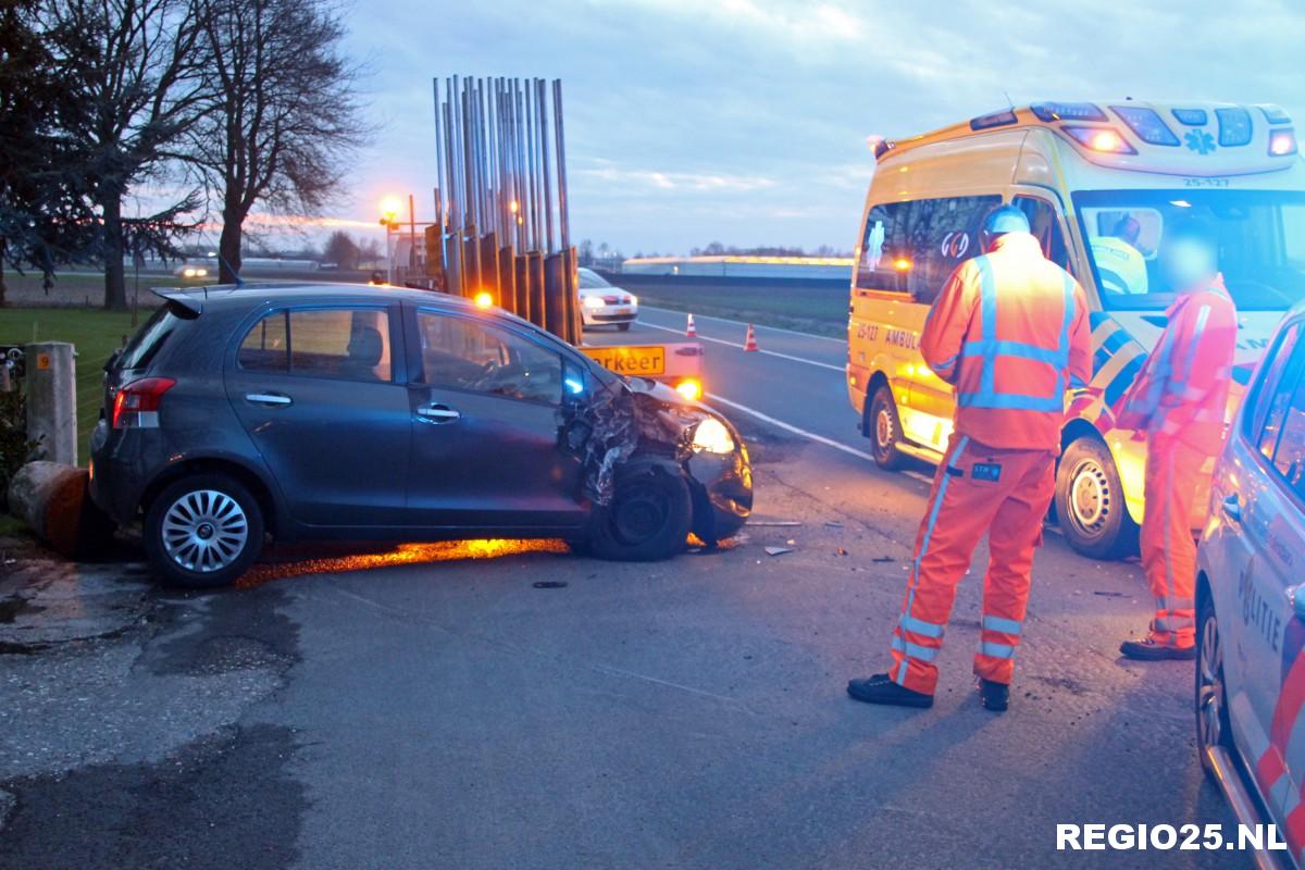 Auto zwaar beschadigd na aanrijding