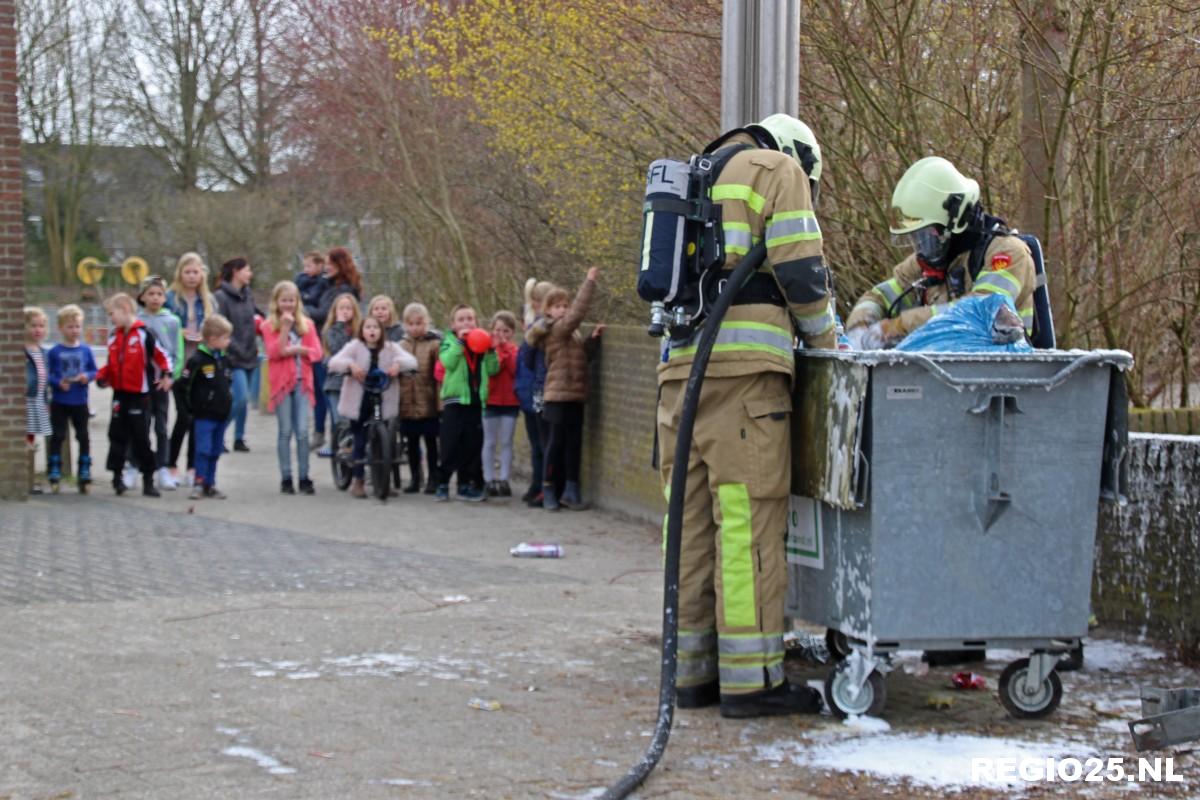 Brandweer blust brandje op schoolplein