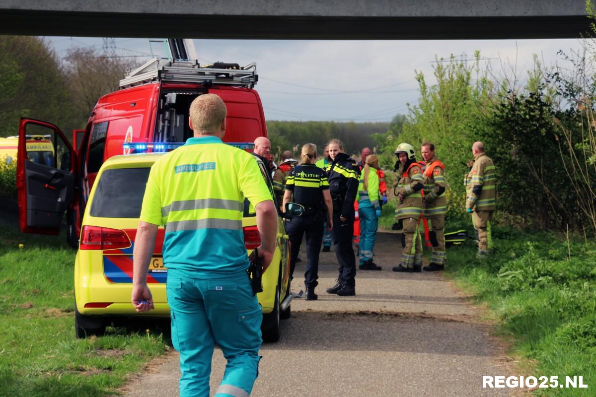 Brandweer haalt automobiliste uit water