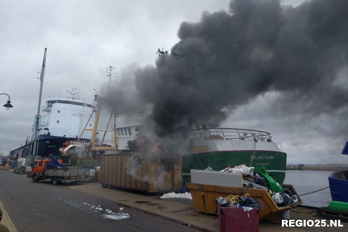 Felle containerbrand in Urker haven