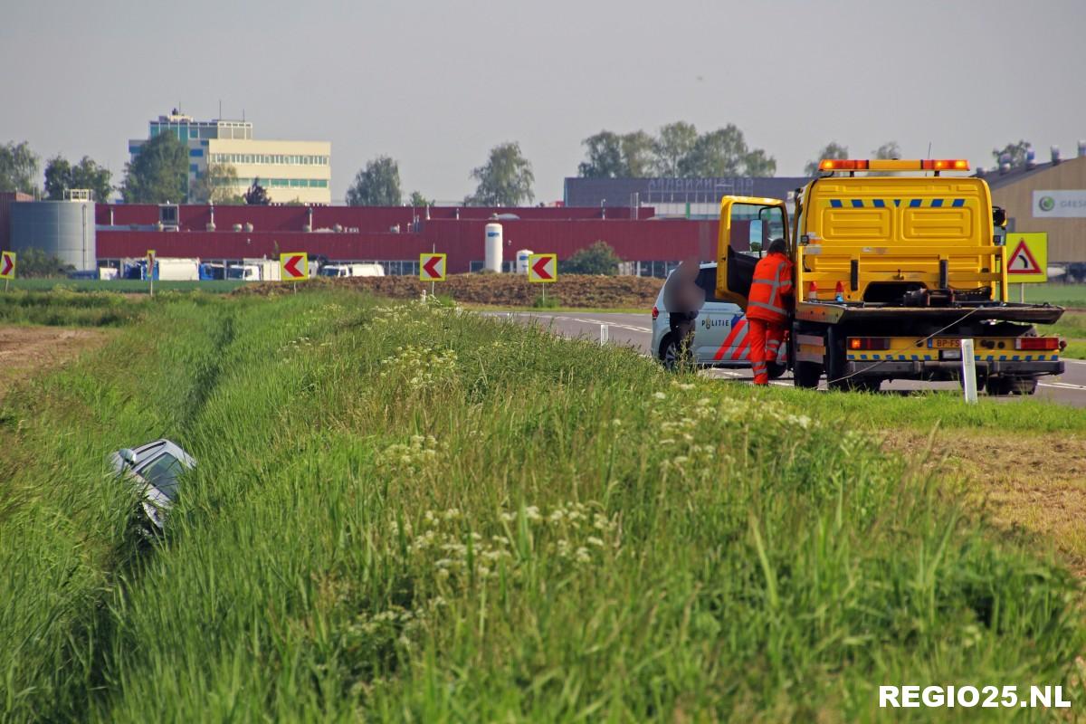 Auto schiet sloot in langs Kamperweg