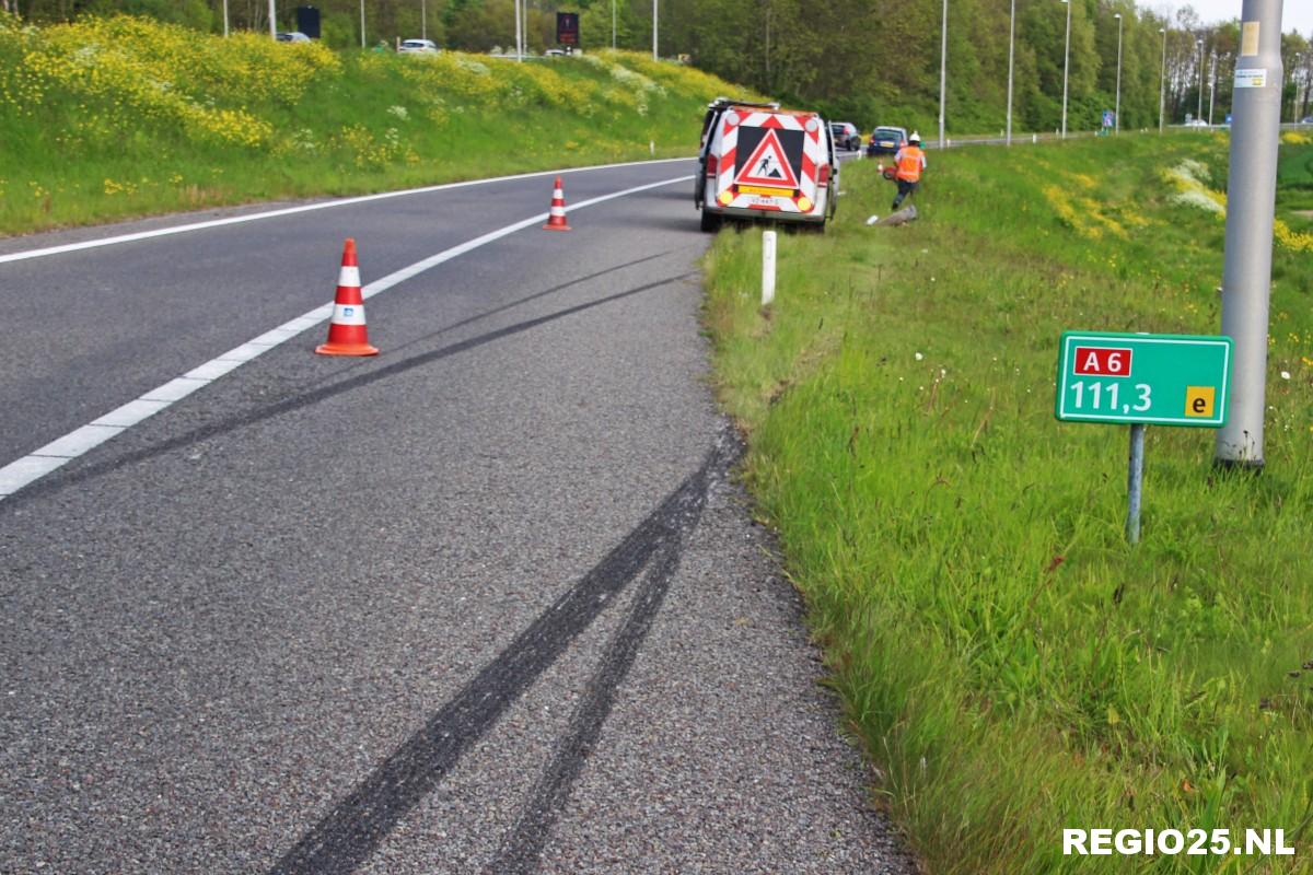 Auto rijdt twee lichtmasten omver