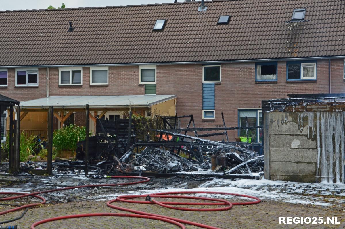 Uitslaande brand legt schuren in de as