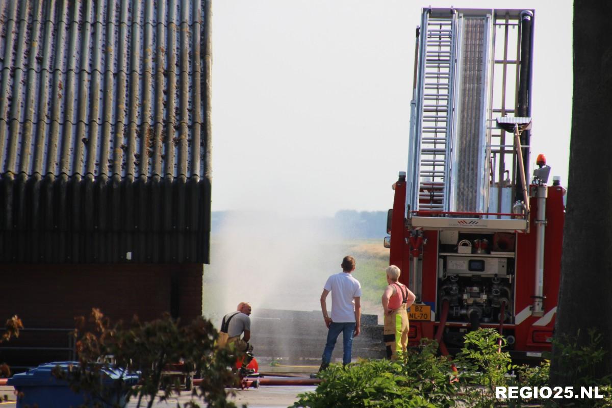 Brandweer koelt hete pluimveeschuren