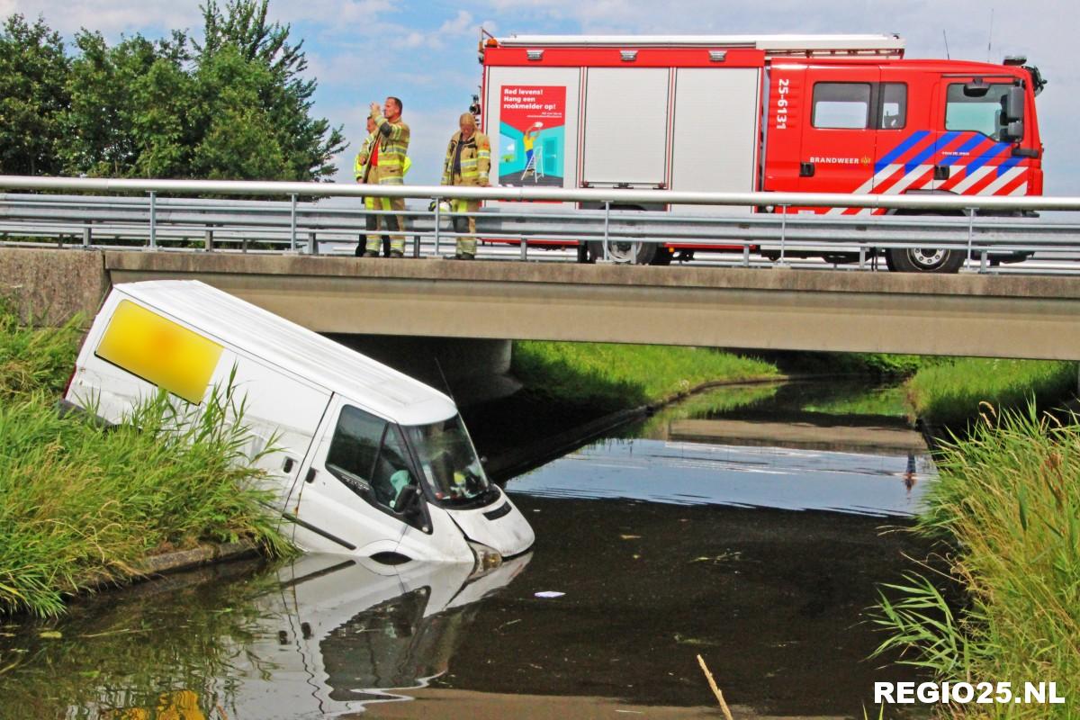 Bestelbus raakt naast N50 te water