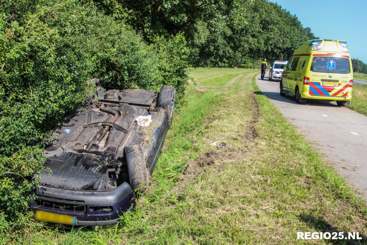 Auto op de kop langs Oosterringweg