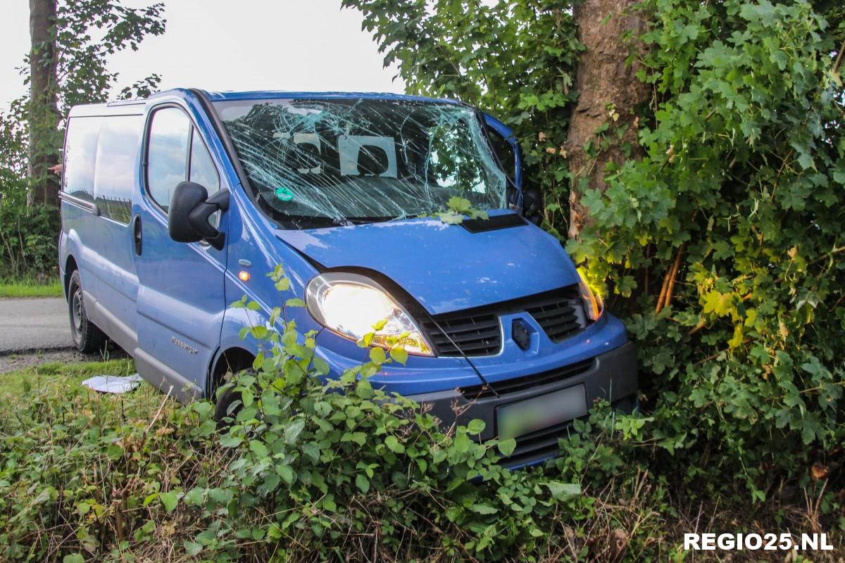 Gewonden nadat busje tegen boom botst