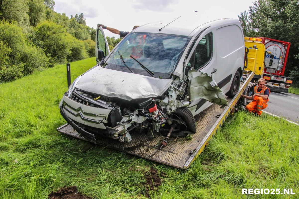 Bestelauto ‘duikt’ bosjes naast A6 in