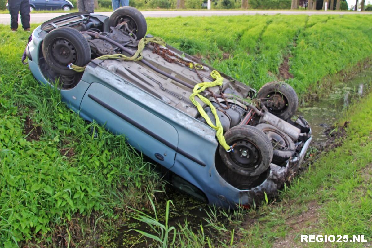 Auto over de kop; man heeft engeltje