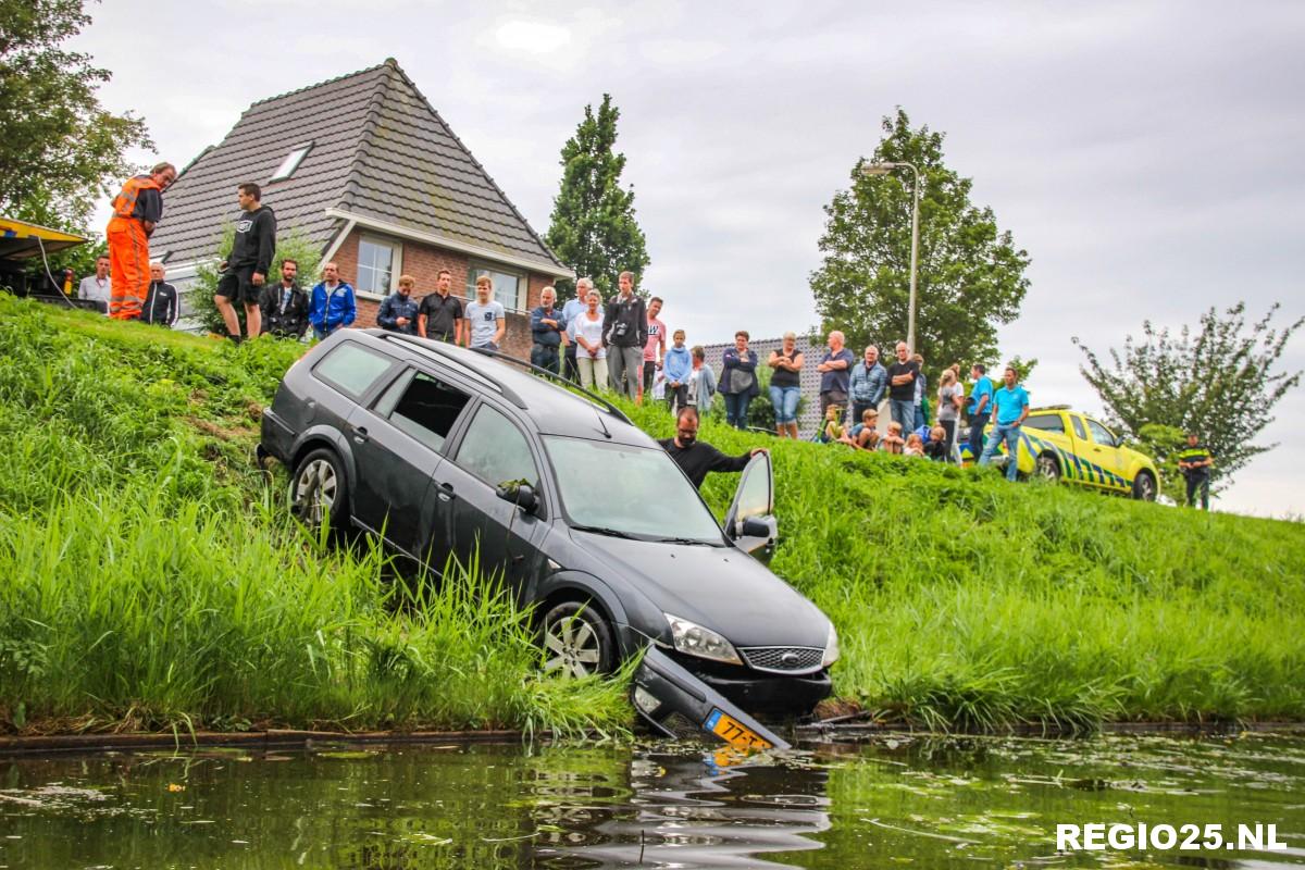 Auto gaat kopje onder in Zwolsevaart