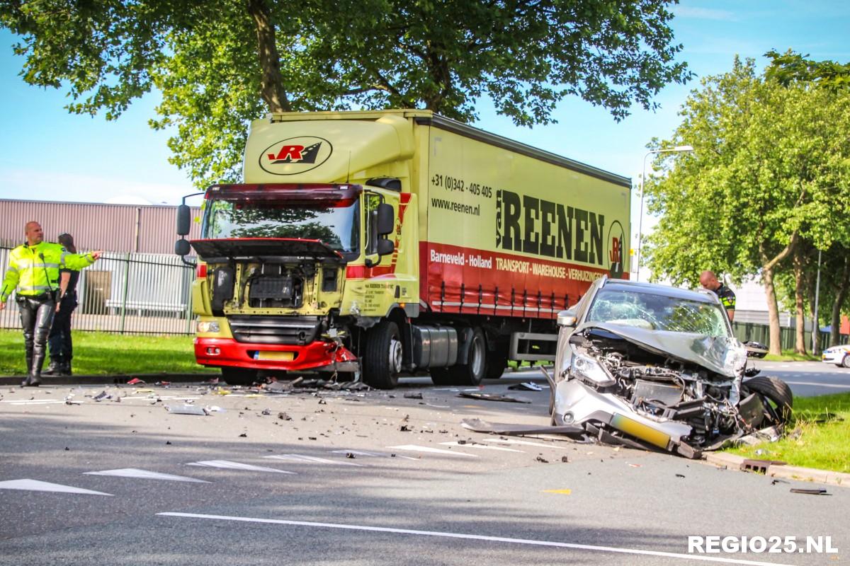 Vrachtwagen en auto botsen op Randweg