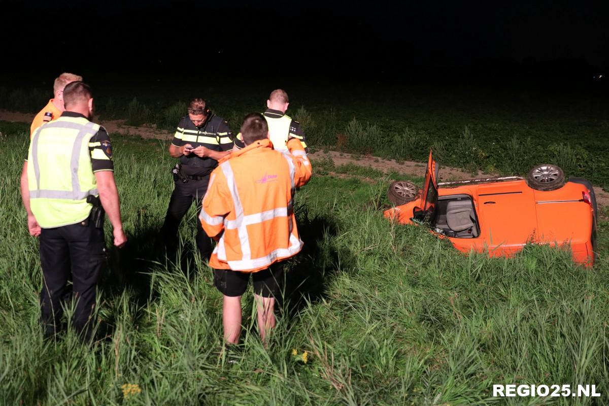 Bestelauto in sloot naast A6