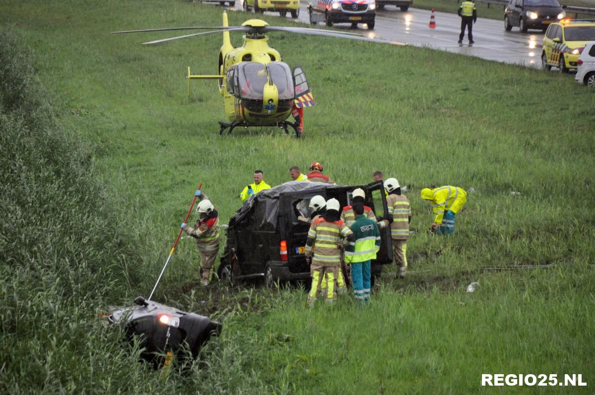 Twee voertuigen in sloot langs A6