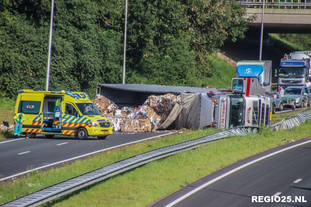 N50 urenlang dicht door gekantelde vrachtwagen