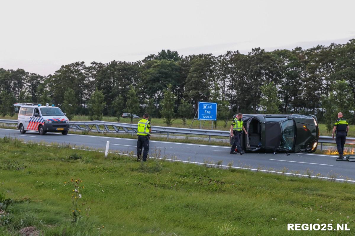 Auto belandt op z’n kant op N50