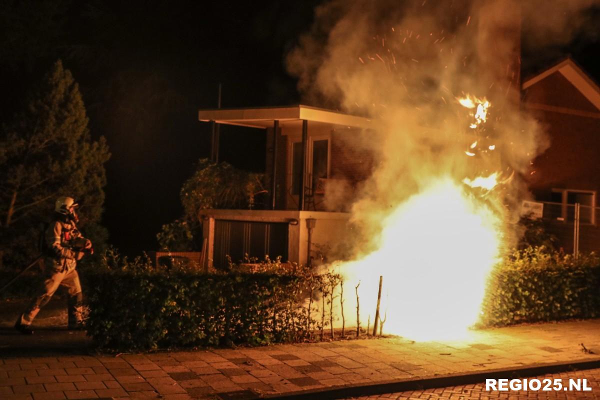 Brandweer blust felle buitenbrand