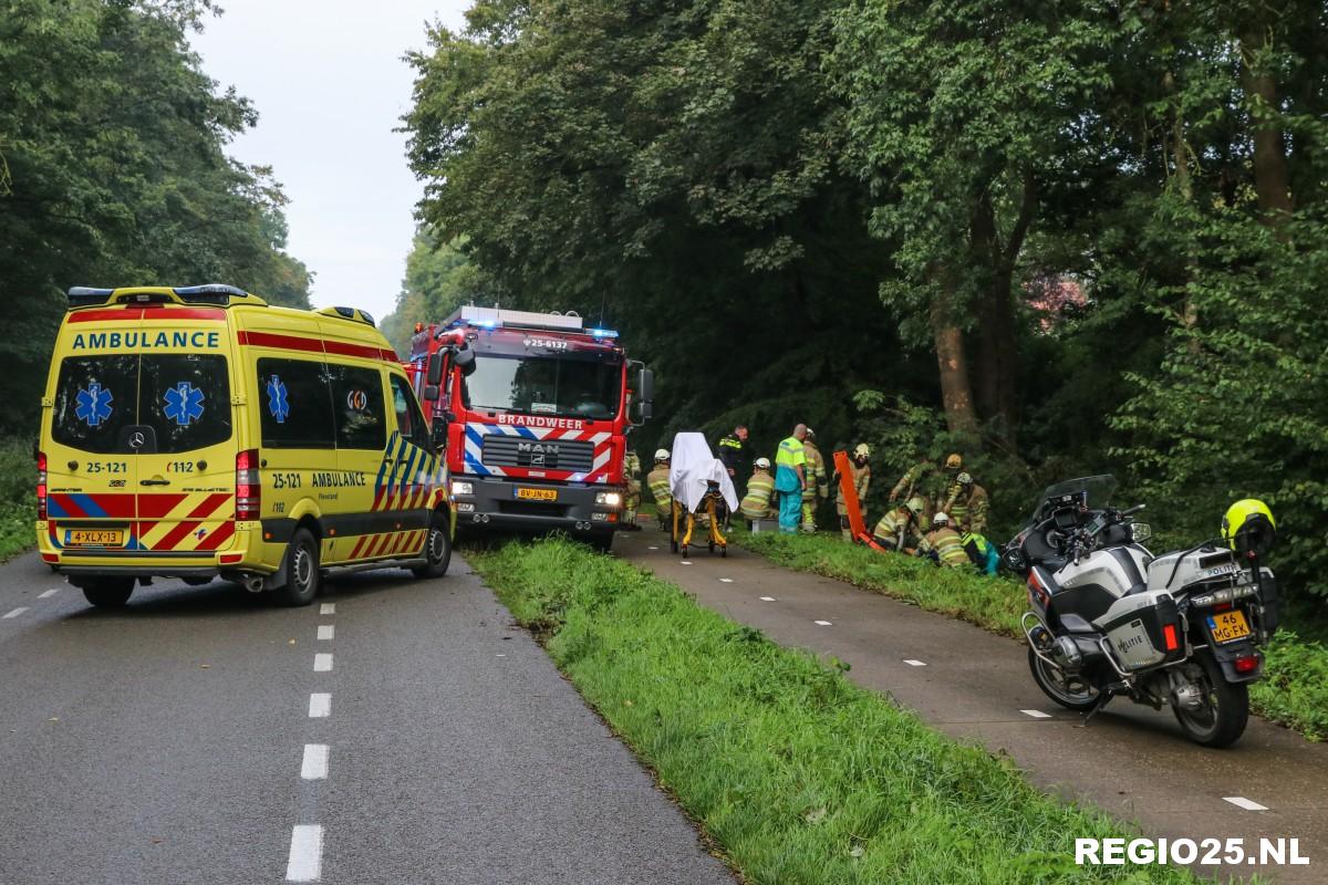 Man rijdt met zitmaaier de sloot in