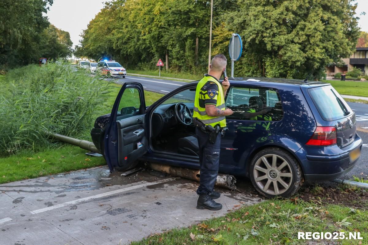 Auto ramt lichtmast na botsing