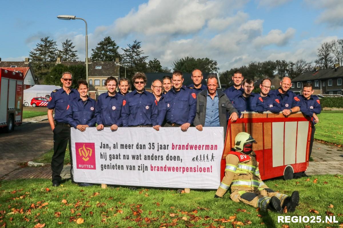 Jan zwaait af als brandweerman