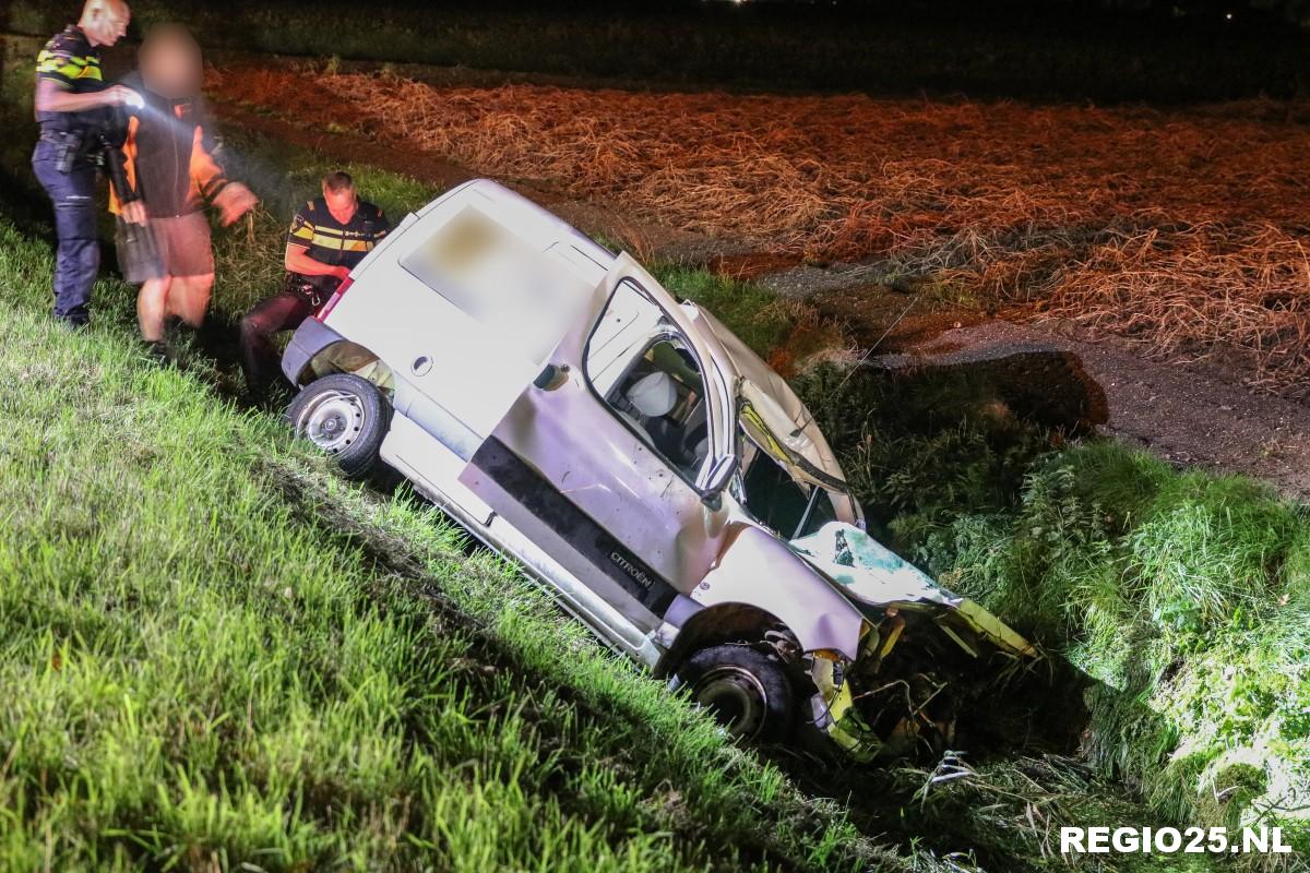 Auto botst hard op landbouwvoertuig