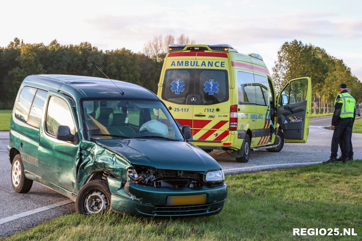 Busje in de sloot na aanrijding